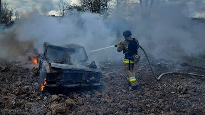 Un bombero apaga el fuego desatado por un ataque con misiles lanzado este domingo por las tropas rusas contra la ciudad ucrania de Mikolaiv, en una imagen facilitada por los servicios de emergencia de Ucrania.