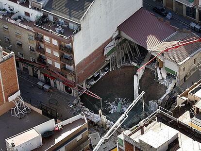 Vista desde un helicóptero del socavón que se abrió en el barrio del Carmelo en Barcelona.