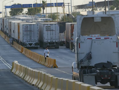 Decenas de camiones que esperan atravesar el cruce fronterizo entre Nuevo Laredo (México) y Laredo (EE UU), en una imagen de archivo.