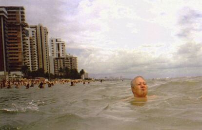 Enero de 1995, Mário Soares toma un baño en una playa de Recife (Brasil) durante su visita para asistir a la toma de posesión del presidente Cardoso.