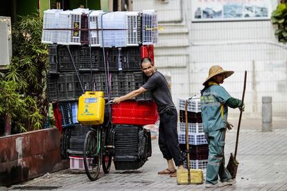 Vida cotidiana en una calle de Guangdong (China).