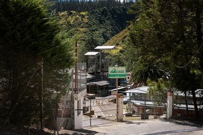 Una de las fábricas que operan cerca del río Machángara y cuyos residuos industriales se vierten directamente al río.