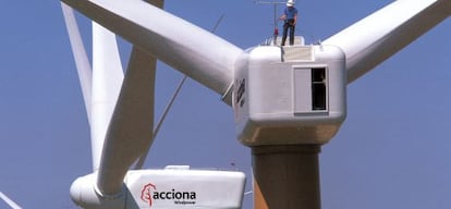 Trabajos de montaje de un parque eólico con aerogeneradores de Acciona Windpower.
