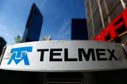 Logo de Telmex en una cabina de la Ciudad de México.