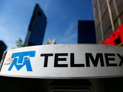 Logo de Telmex en una cabina de la Ciudad de México.