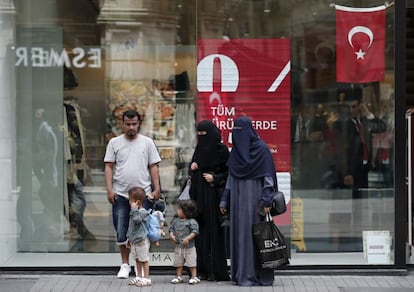 Un grupo de turistas pasean frente a una tienda de Mango en Estambul