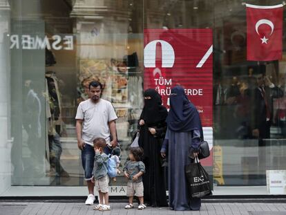 Un grupo de turistas pasean frente a una tienda de Mango en Estambul