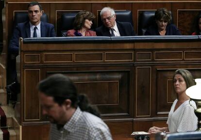 Pablo Iglesias pasa frente a Pedro Sánchez de camino a la tribuna del Congreso en la sesión de investidura del 25 de julio.