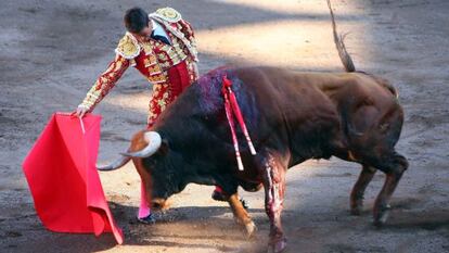 José María Manzanares en plena faena con su primer toro.