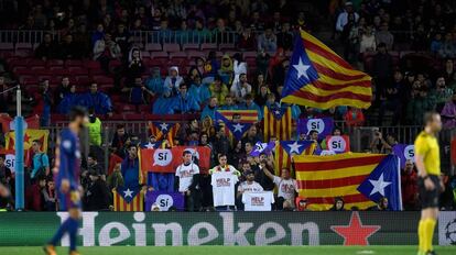 Un grupo de asistentes al partido entre el FC Barcelona y el Olympiakos agitan banderas independentistas.