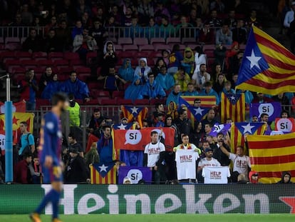 Un grupo de asistentes al partido entre el FC Barcelona y el Olympiakos agitan banderas independentistas.