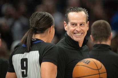 El entrenador de los Cleveland Cavaliers, Kenny Atkinson, habla con la árbitra Natalie Sago, de espaldas, durante el partido de este domingo.