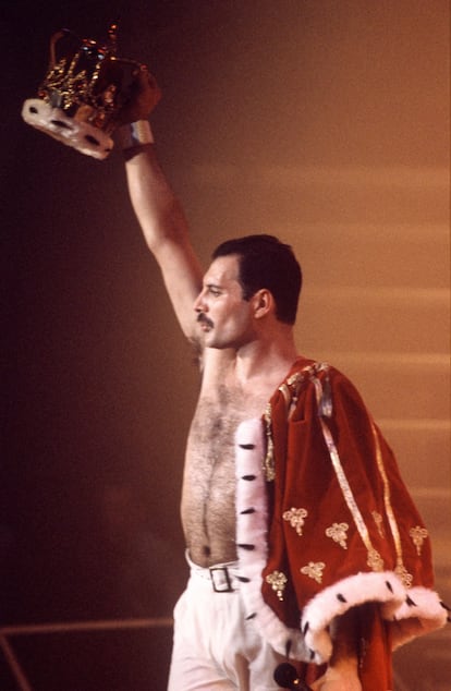 Freddy Mercury, vestido de reina, en un concierto de Queen en Bruselas en 1986.