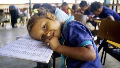 Una niña en una escuela de la selva colombiana.