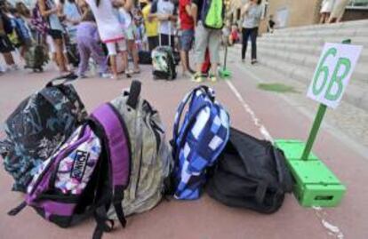 Las mochilas de varios escolares en el patio de un colegio. EFE/Archivo