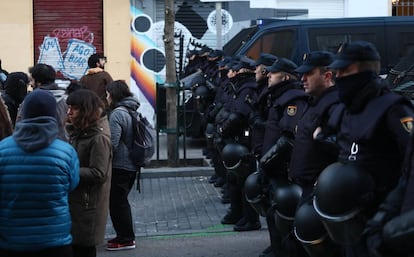 Un grupo de policías nacionales hace guardia en la calle Argumosa de Madrid, el pasado viernes. 