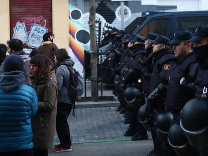 Un grupo de policías nacionales hace guardia en la calle Argumosa de Madrid, el pasado viernes. 