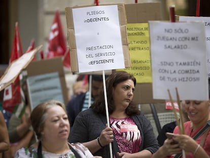 Trabajadores de comedores escolares en Sevilla durante la protesta contra la &quot;bajada de calidad&quot; en el servicio.
 