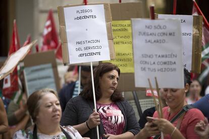 Trabajadores de comedores escolares en Sevilla durante la protesta contra la "bajada de calidad" en el servicio.