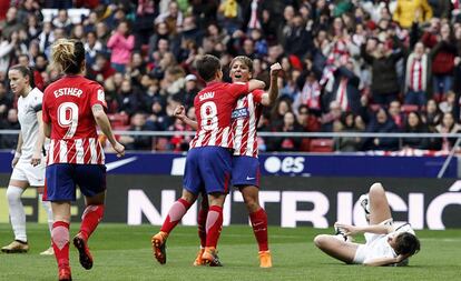 Las jugadoras del Atlético celebran el segundo gol en el Wanda.