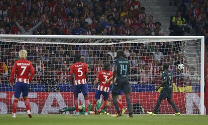 Álvaro Morata marca el primer gol del partido para el Chelsea.