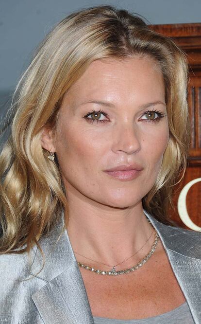 En este caso, Kate Moss elige un tono de maquillaje más claro que su piel. Aunque lo extiende por el cuello para que no se note el famoso 'corte', la diferencia sigue siendo visible comparando el color con la zona del escote.