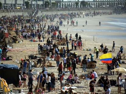 Centenares de personas preparan las hogueras esta tarde en Riazor