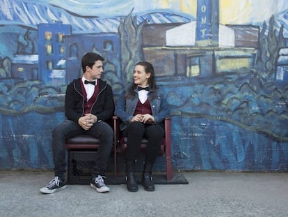 Dylan Minnette e Katherine Lengford, protagonistas de “13 Reasons Why”.