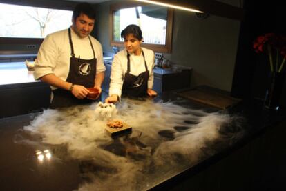 Jordi e Isabel Juncá preparan el postre volcán en erupción en Ca l'Enric, en la Vall de Bianya (Girona)