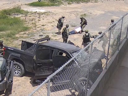 Momento en que los militares arrastran a uno de los heridos, en Nuevo Laredo (Tamaulipas), el 18 de mayo de 2023.