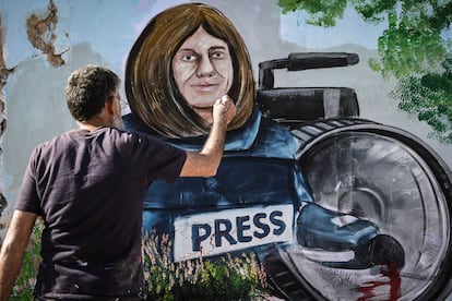 Un artista sirio pinta un mural en homenaje a la reportera Shireen Abu Akleh en la pared de una casa destruida en Idlib, Siria.