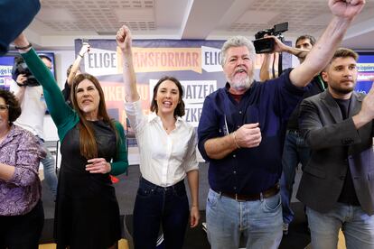 La secretaria general de Podemos, Irene Montero (en el centro), ha participado este jueves en Bilbao en un mitin de apertura de la campaña electoral de Podemos-Alianza Verde junto a la candidata a lehendakari, Miren Gorrotxategi (izquierda).