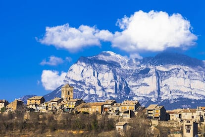 Entre los muchos pueblos con encanto que quedan en Huesca destaca Aínsa, la capital del Sobrarbe, uno de los tres condados que dieron origen al reino de Aragón. Enclavada en un promontorio en la confluencia de los ríos Ara y Cinca, Aínsa vivió momentos de esplendor hasta el siglo XVI como eje natural de los caminos pirenaicos.