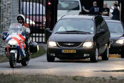 Un coche fúnebre, en el que se presume que viajaba el cuerpo de Milosevic, sale de la morgue de La Haya.