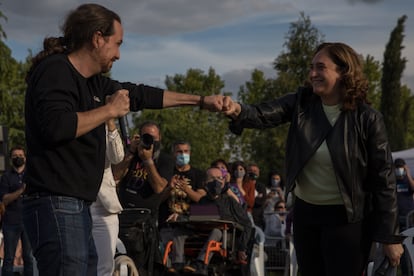 Pablo Iglesias y Ada Colau, durante el acto de cierre de campaña.