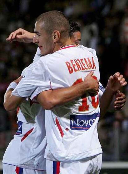 Benzema celebra uno de sus tres tantos ante el Metz.