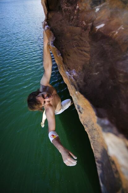 Eneko, en Brasil. El psicobloc es una variante de escalada deportiva que se practica sin cuerda y sobre el agua