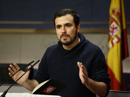 Alberto Garz&oacute;n, en rueda de prensa en el Congreso.