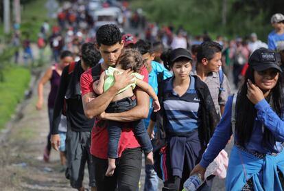 La caravana de migrantes hondureños en su paso por Guatemala.