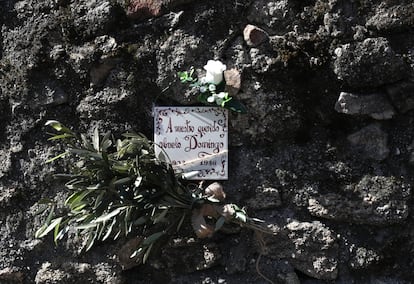 En una de las paredes del cementerio de Cuevas del Valle, un pequeño azulejo recuerda a otro fusilado, Domingo Fernández. Fue fusilado en 1936, pero tras el crimen, su hermano logró enterrarlo, aunque sin derecho a lápida, en el camposanto. Hace unos años, sus nietos decidieron poner esta placa en su recuerdo. 