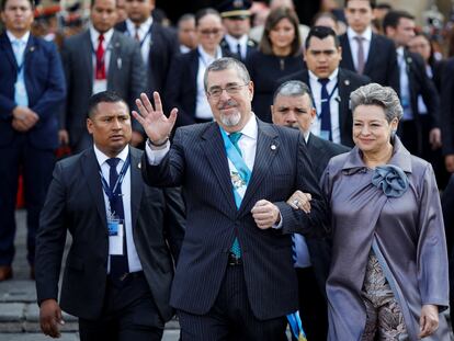 El presidente de Guatemala, Bernardo Arévalo, y su esposa, Lucrecia Peinado, este lunes en Ciudad de Guatemala.