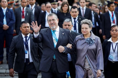 The president of Guatemala, Bernardo Arévalo, and his wife, Lucrecia Peinado, on Monday in Guatemala City.