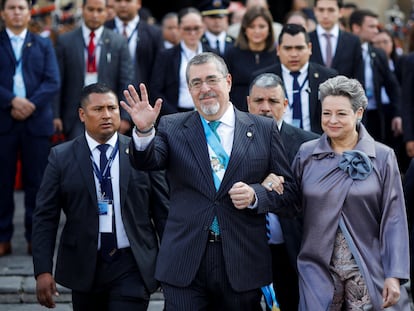 El presidente de Guatemala, Bernardo Arévalo, y su esposa, Lucrecia Peinado, este lunes en Ciudad de Guatemala.