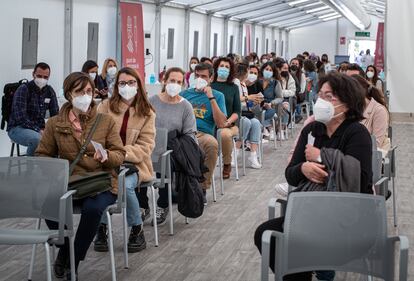 Docentes y trabajadores de centros educativos esperan ser vacunadas en el hospital de campaña de Valencia, el pasado lunes antes de ser suspendida la administración de la AstraZeneca.