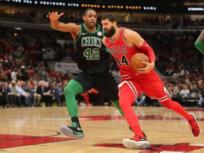 Horford trata de frenar a Mirotic.