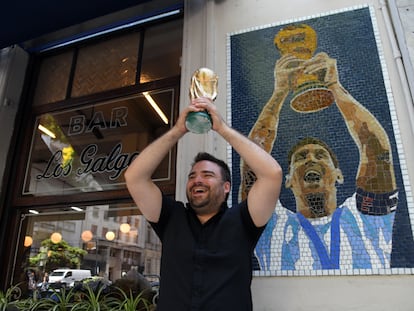 El propietario del bar Los Galgos, Julián Díaz, posa frente a un mosaico de Lionel Messi, en Buenos Aires (Argentina), el 18 de enero de 2023.