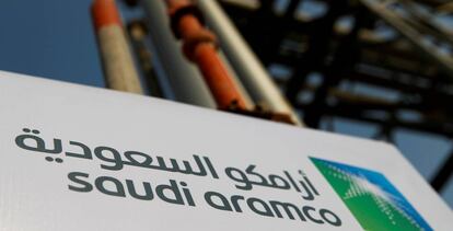 Logo de Aramco Saudi en instalaciones de la compañía en Abqaiq, en Arabia Saudi.
