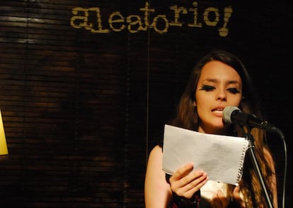 Adriana Hugo fue la primera a recitar. La poetisa dejó el bar en silencio al leer un poema que describía una violación.