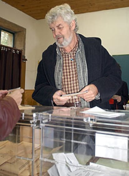 Xosé Manuel Beiras, dirigente del BNG, en el momento de votar.