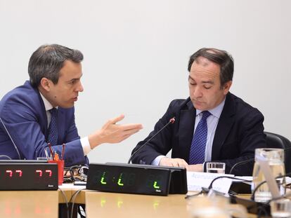 El concejal de Ciudadanos Santiago Saura y el delegado de Medio Ambiente y Movilidad del Ayuntamiento de Madrid, Borja Carabante, durante la comisión.